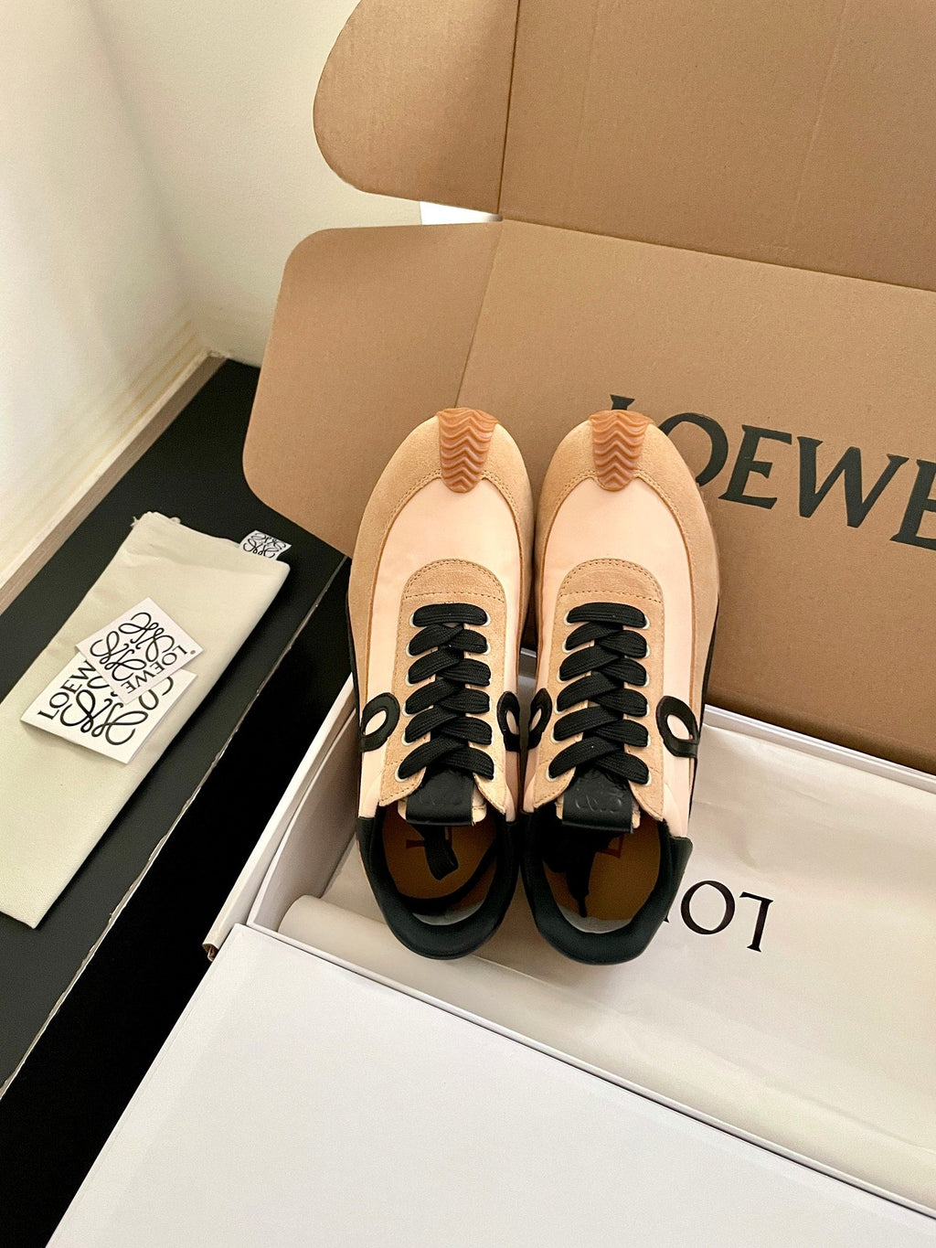 LOEWE 26S FLOW RUNNER SNEAKER IN LIGHT BROWN SUEDE AND BLACK SHEEPSKIN