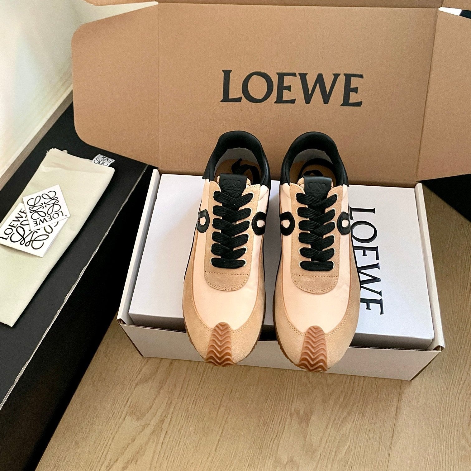 LOEWE 26S FLOW RUNNER SNEAKER IN LIGHT BROWN SUEDE AND BLACK SHEEPSKIN