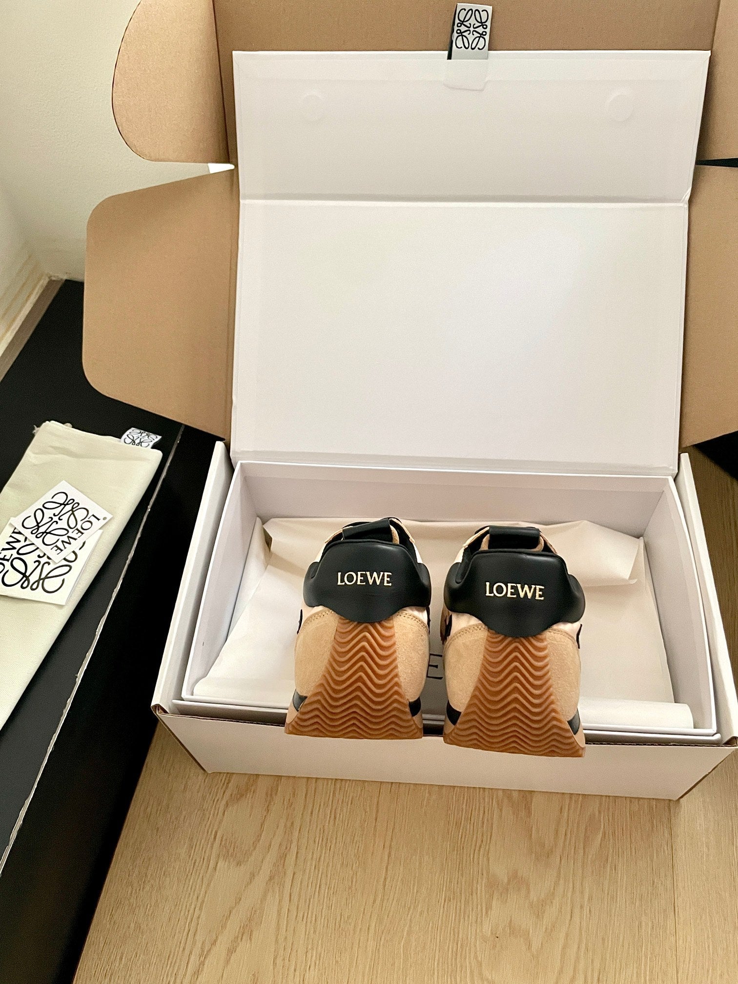 LOEWE 26S FLOW RUNNER SNEAKER IN LIGHT BROWN SUEDE AND BLACK SHEEPSKIN