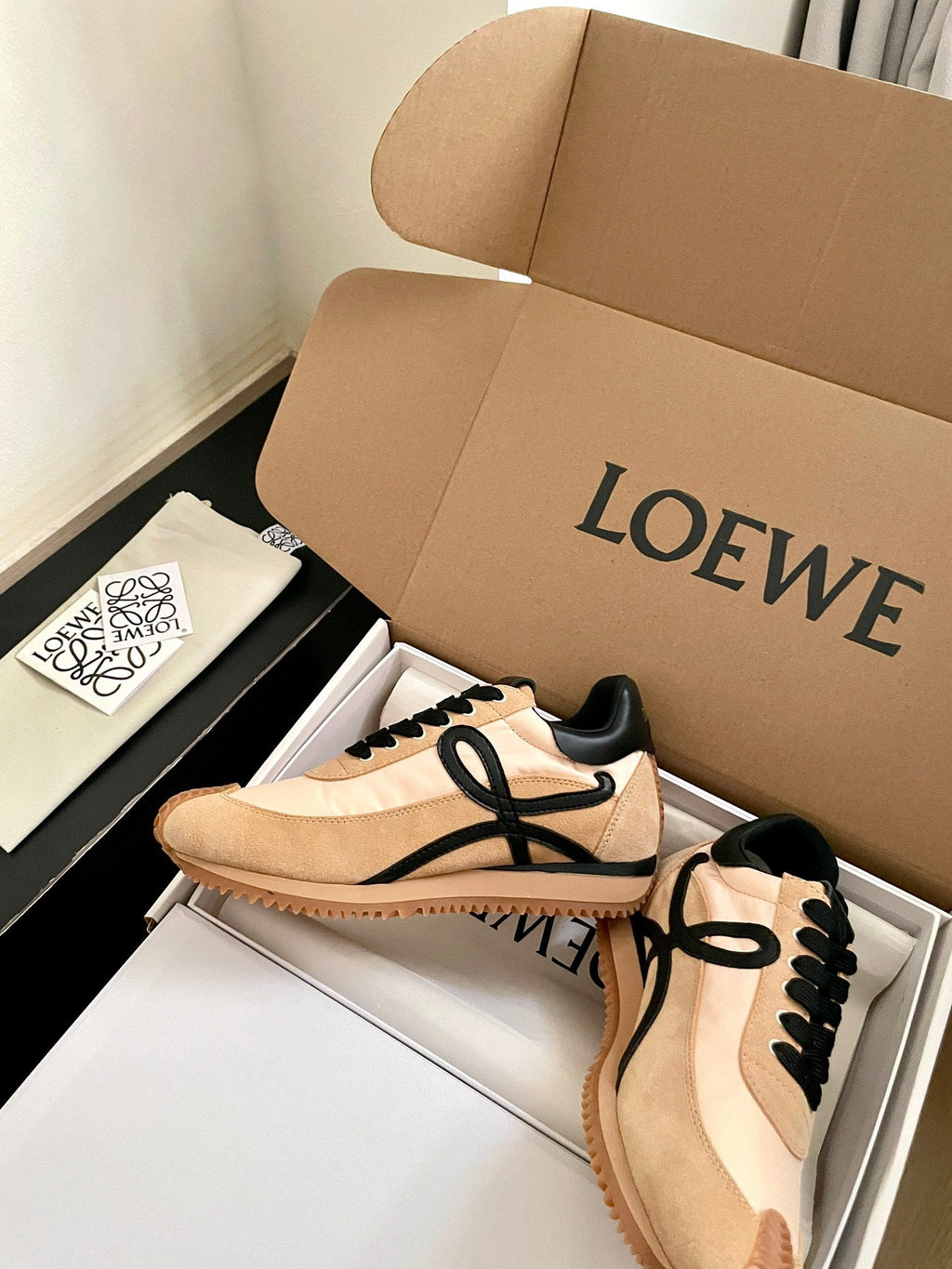 LOEWE 26S FLOW RUNNER SNEAKER IN LIGHT BROWN SUEDE AND BLACK SHEEPSKIN