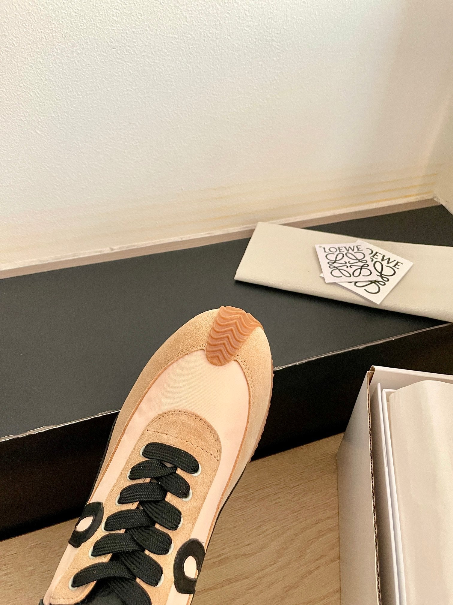 LOEWE 26S FLOW RUNNER SNEAKER IN LIGHT BROWN SUEDE AND BLACK SHEEPSKIN