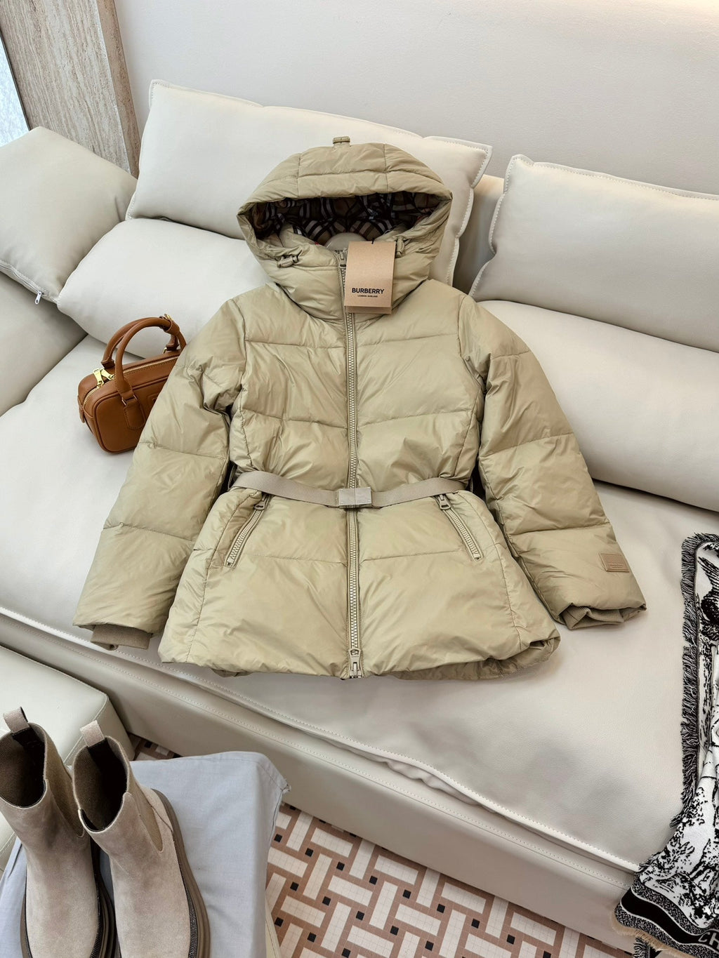 BURBERRY 25S DOWN JACKET 140
