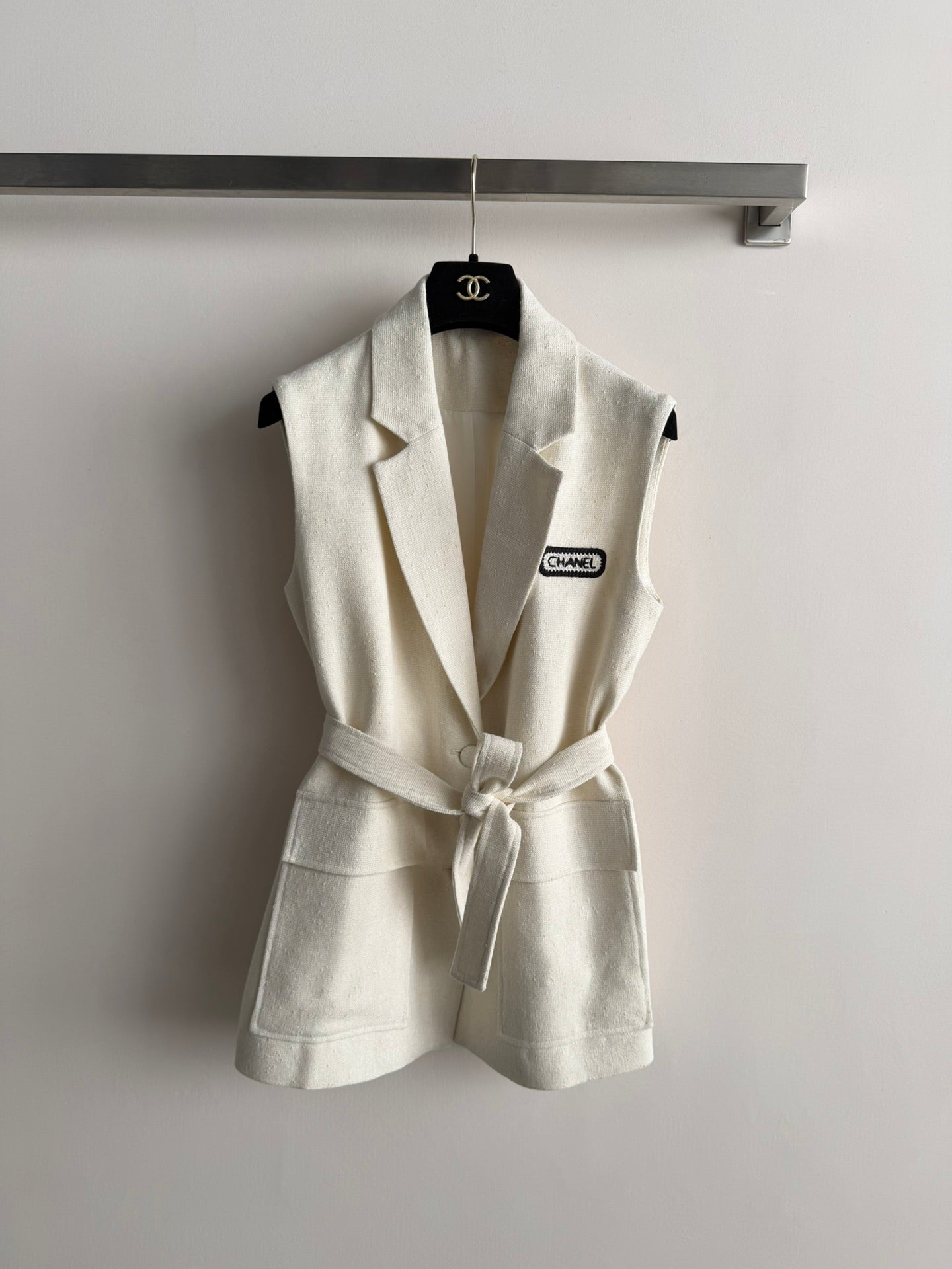 CHANEL 26S SLEEVELESS BLAZER 709