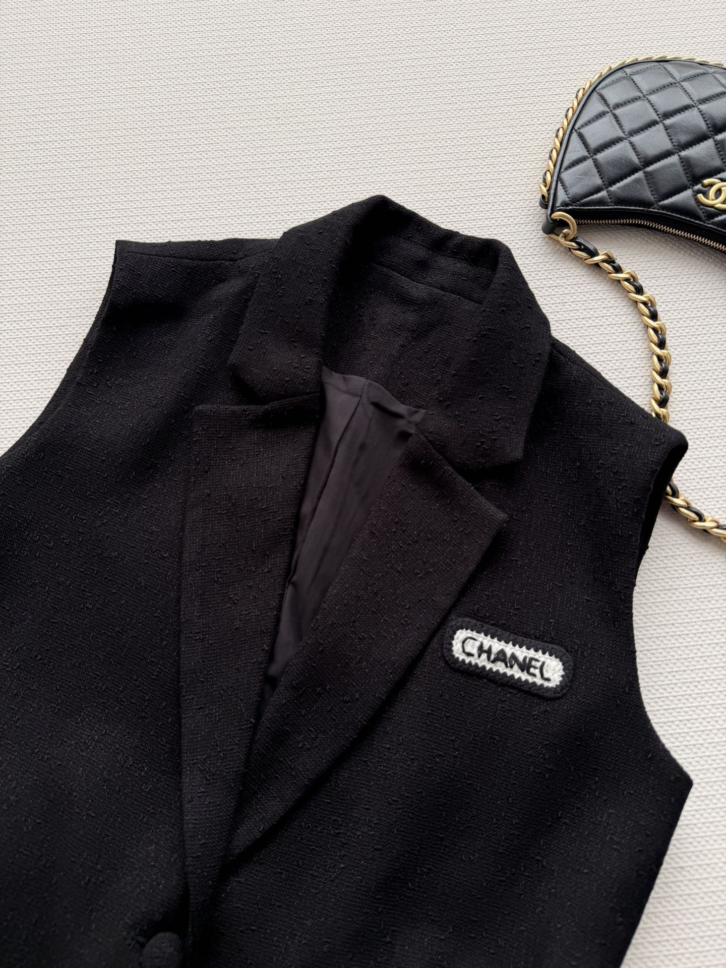 CHANEL 26S SLEEVELESS BLAZER 708