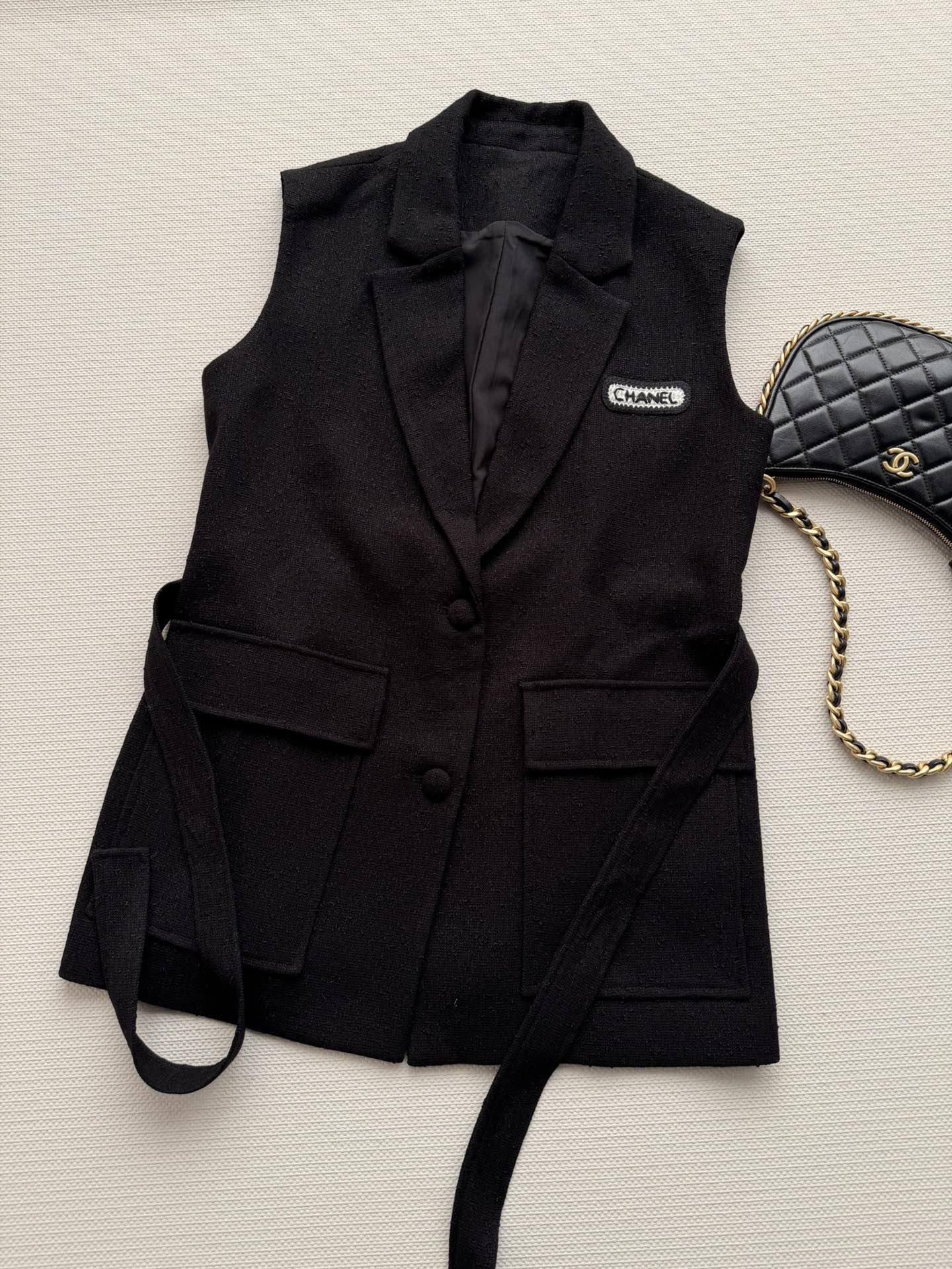 CHANEL 26S SLEEVELESS BLAZER 708
