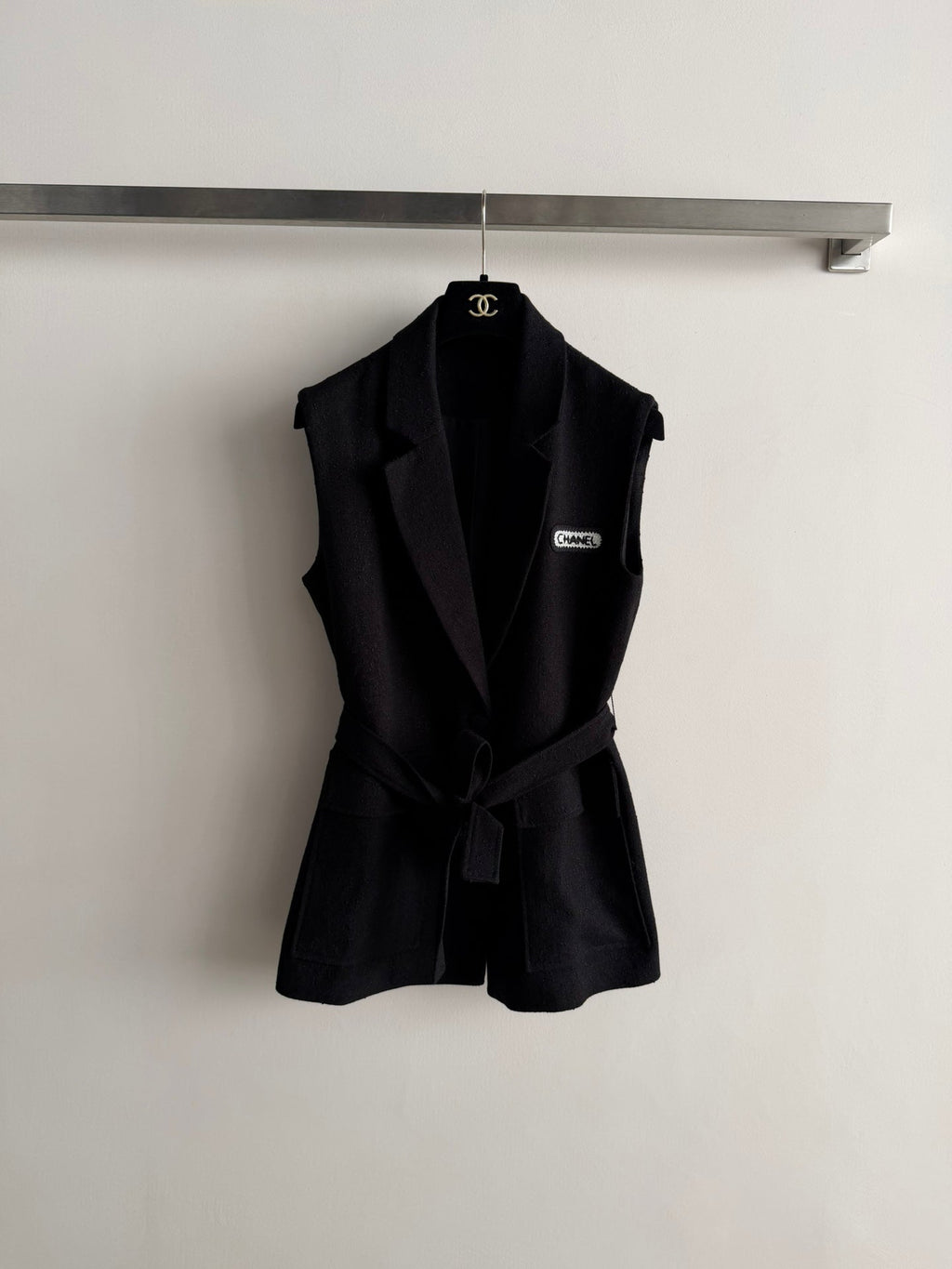 CHANEL 26S SLEEVELESS BLAZER 708