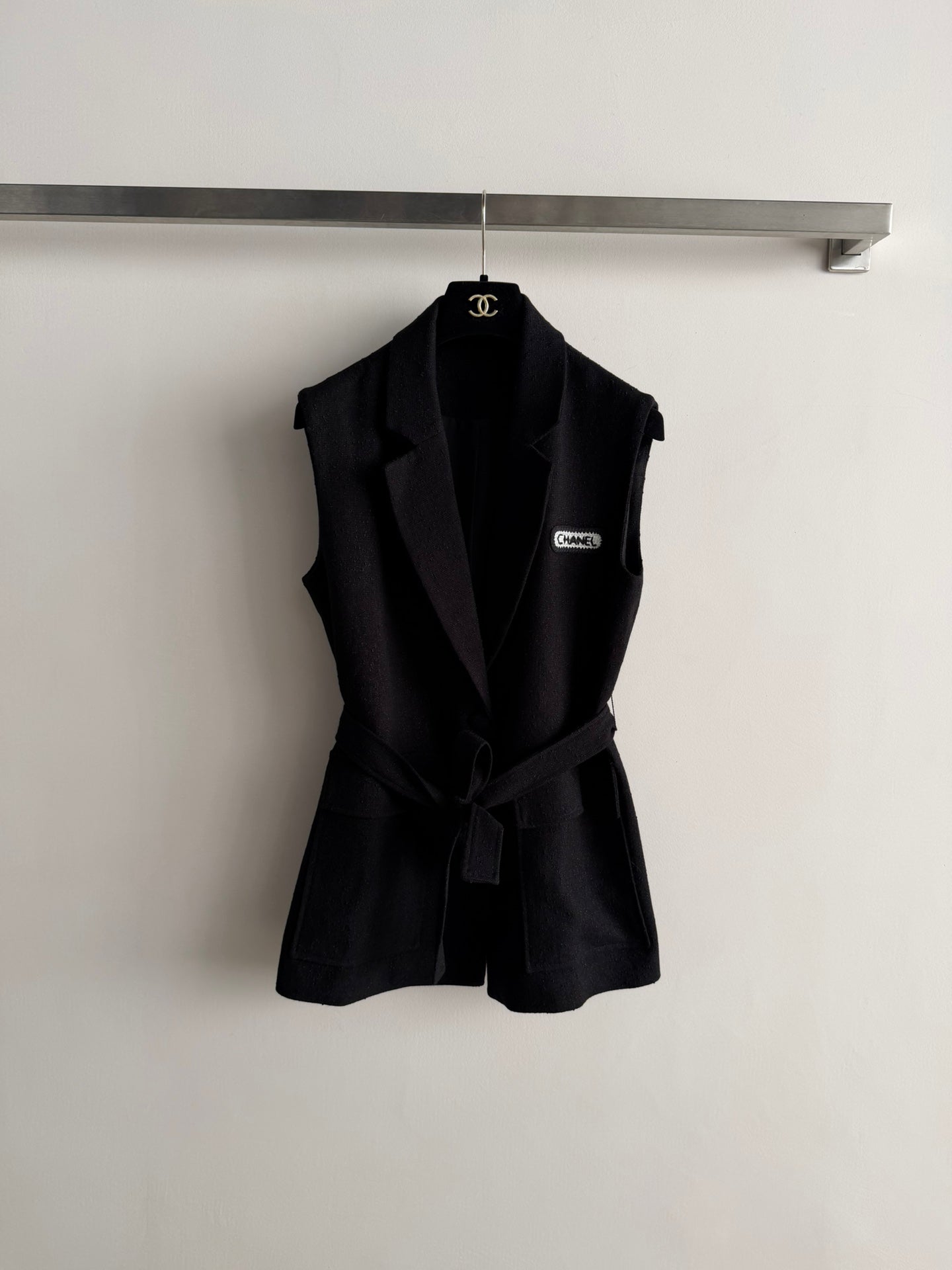 CHANEL 26S SLEEVELESS BLAZER 708