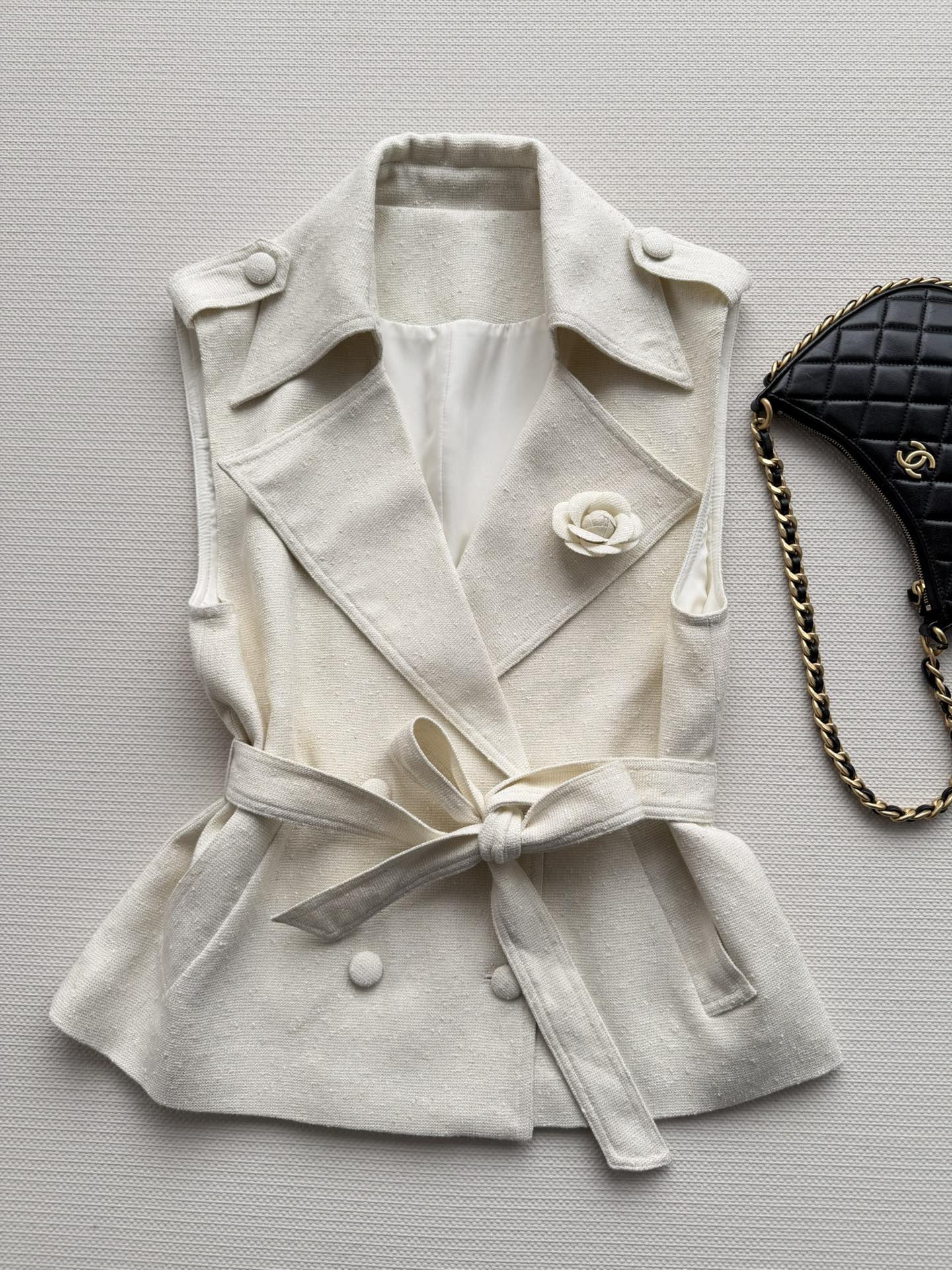 CHANEL 26S SLEEVELESS BLAZER 707