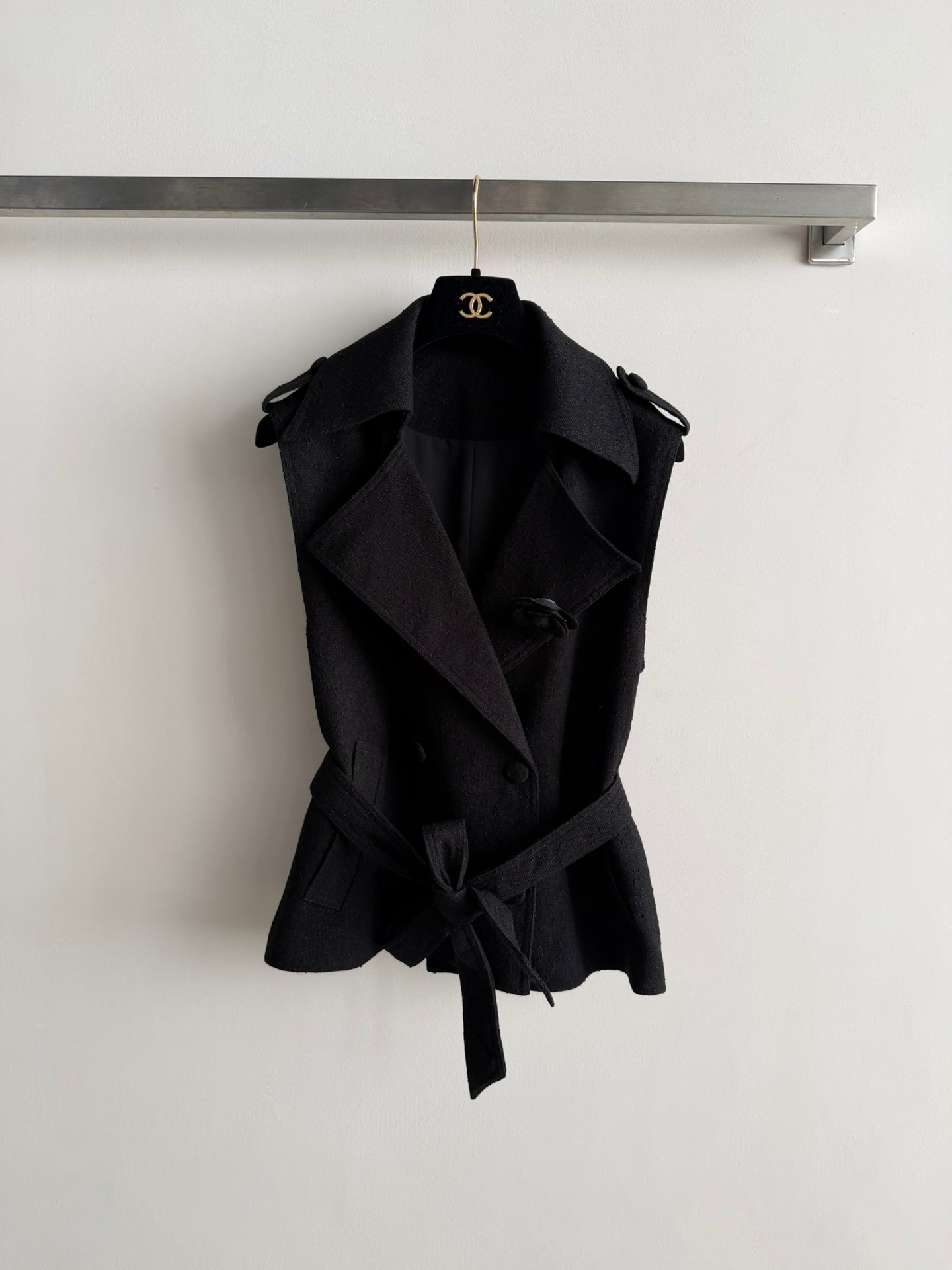 CHANEL 26S SLEEVELESS BLAZER 706