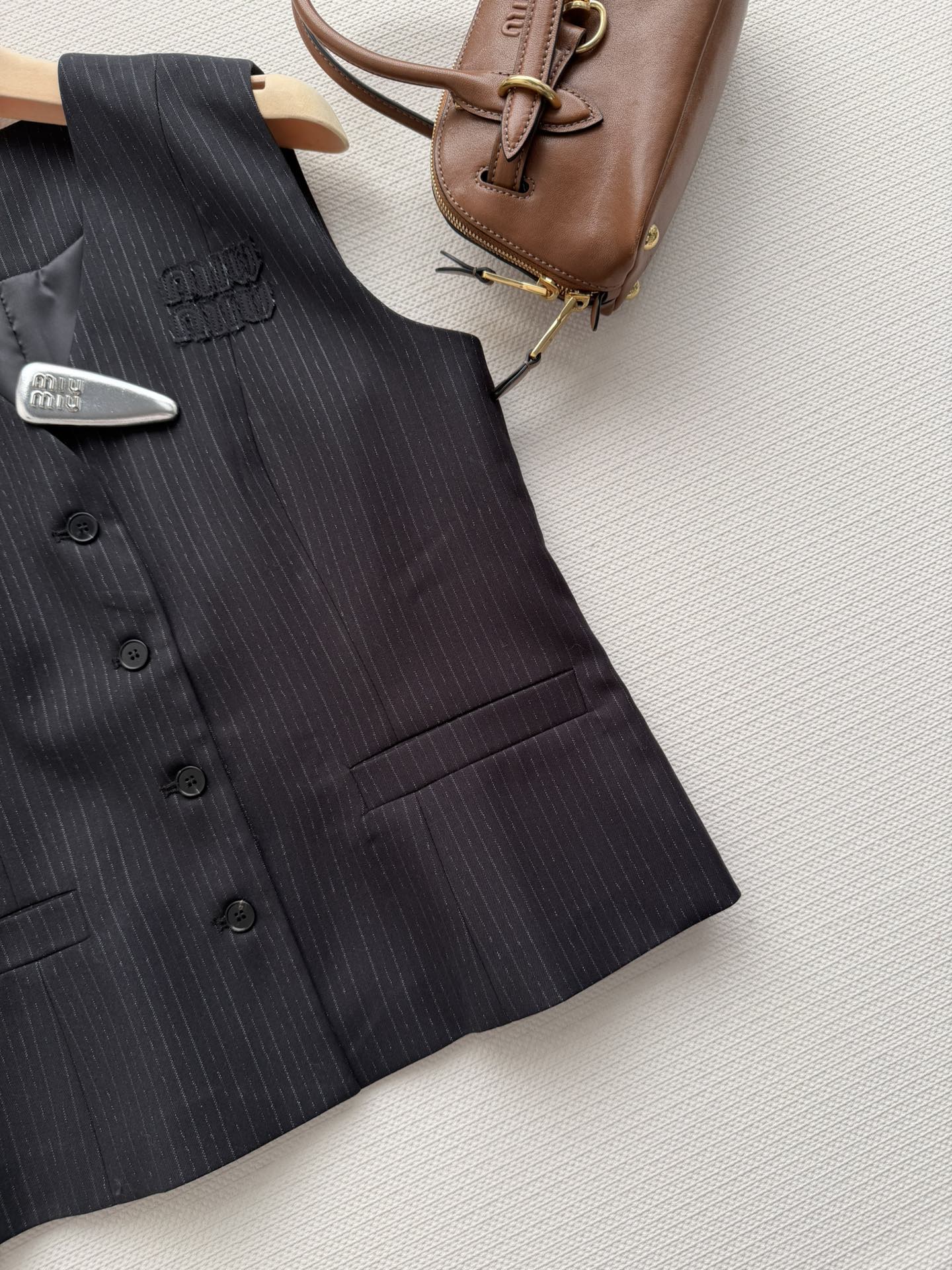 MIUMIU 26S SET VEST AND PLEATED SKIRT 867
