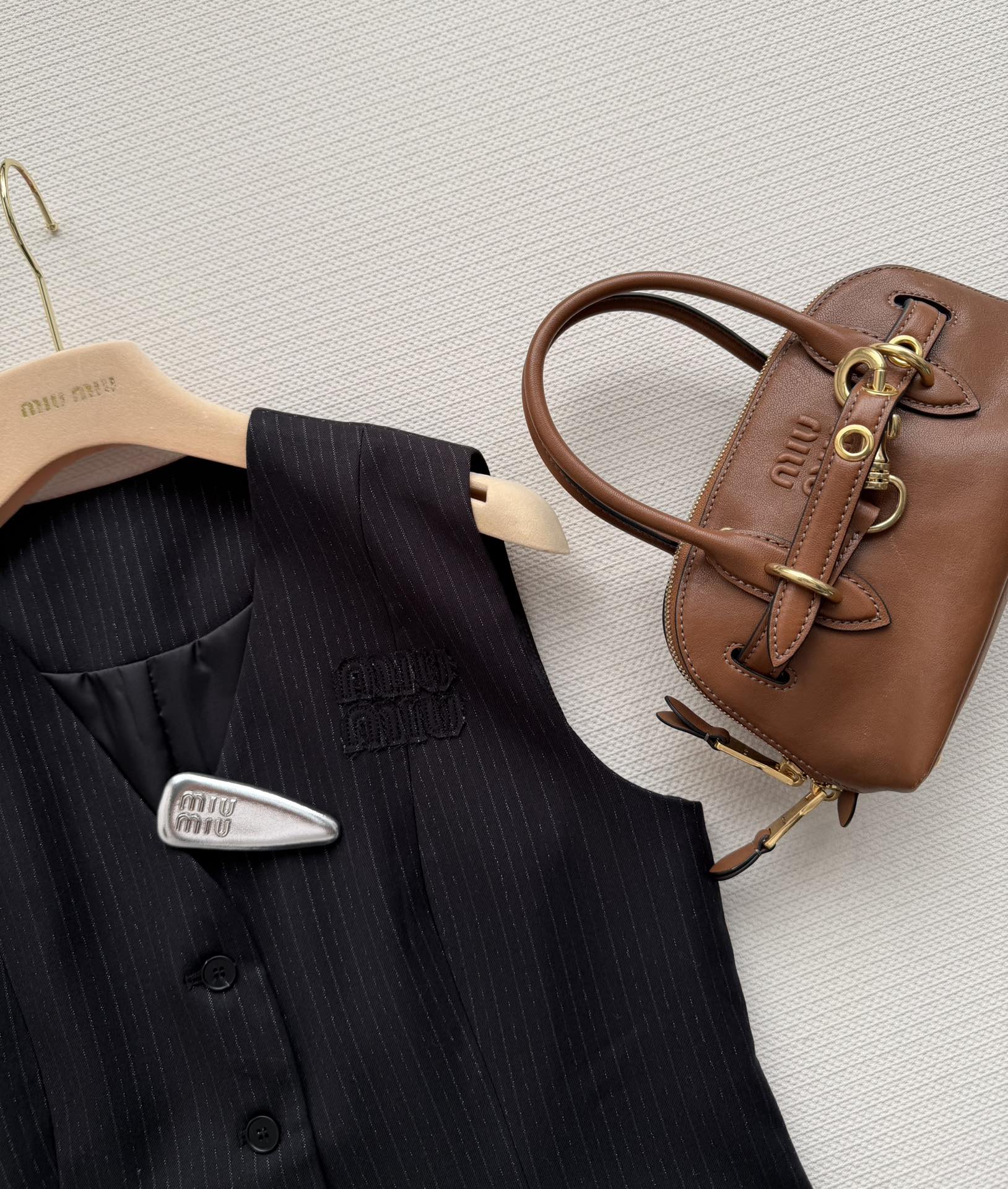 MIUMIU 26S SET VEST AND PLEATED SKIRT 867