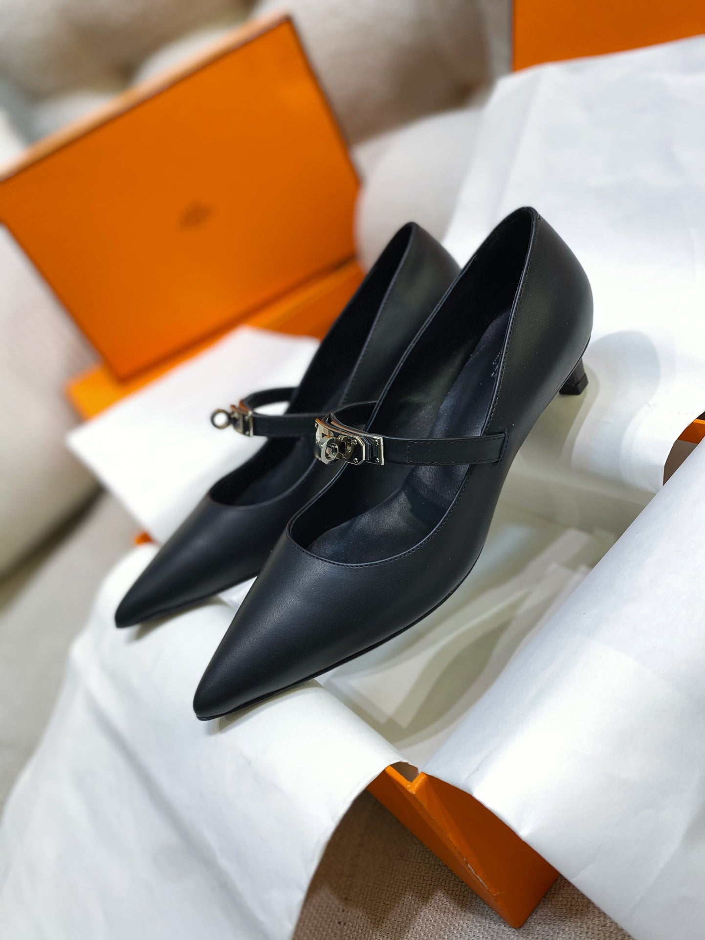 HM 26S MARY JANE POINTED TOE HEELS 40MM IN BLACK CALFSKIN KELLY BUCKLE
