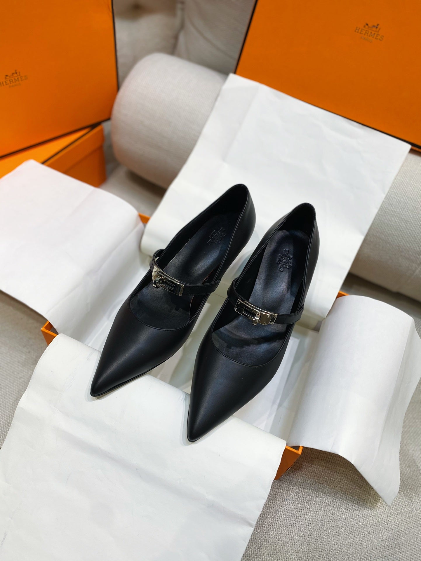 HM 26S MARY JANE POINTED TOE HEELS 40MM IN BLACK CALFSKIN KELLY BUCKLE