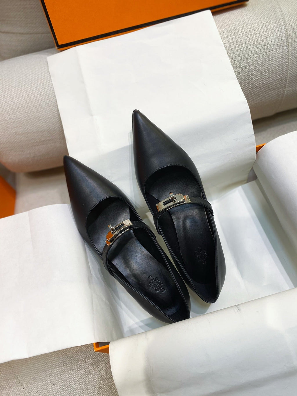 HM 26S MARY JANE POINTED TOE HEELS 40MM IN BLACK CALFSKIN KELLY BUCKLE