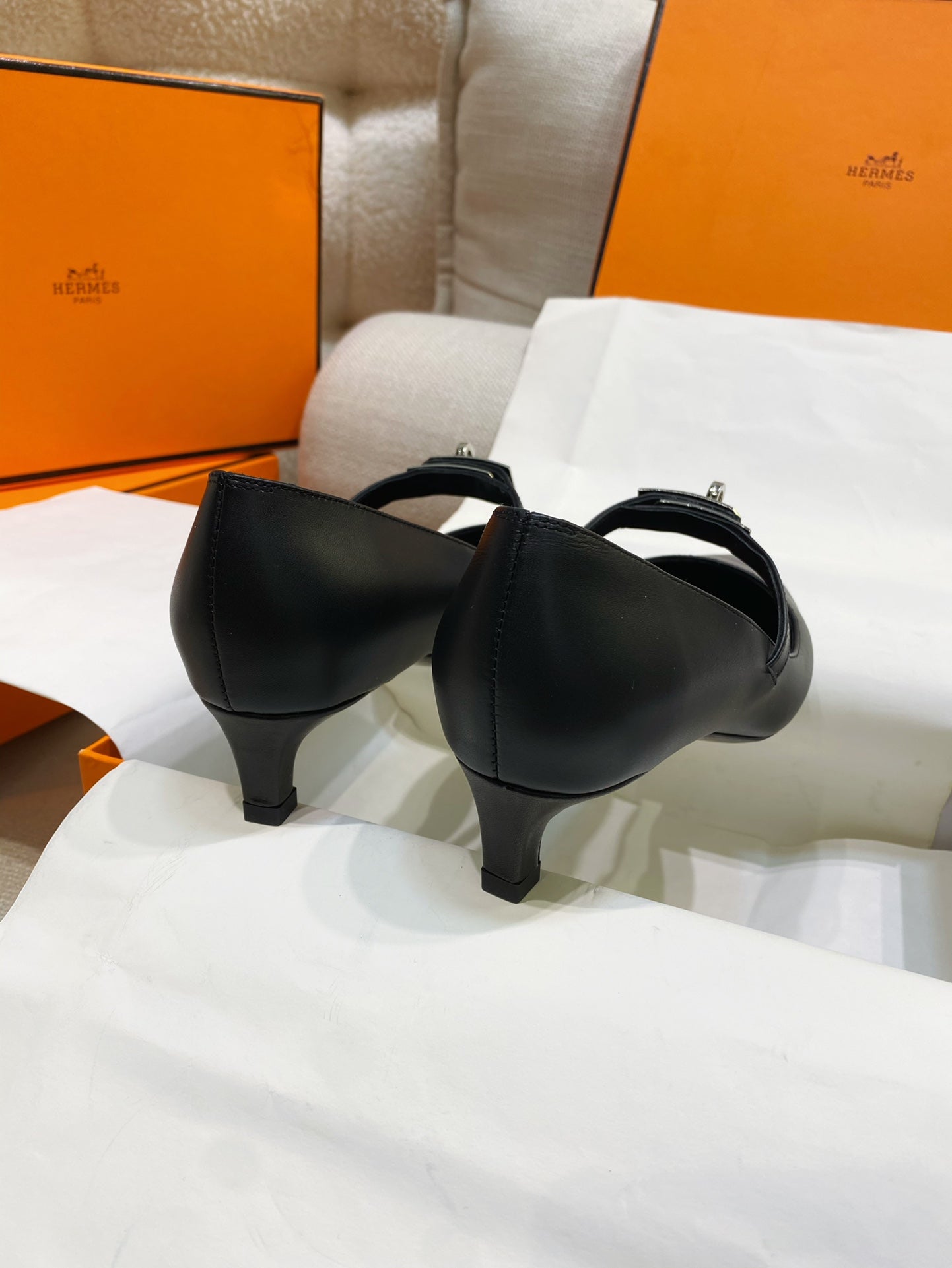 HM 26S MARY JANE POINTED TOE HEELS 40MM IN BLACK CALFSKIN KELLY BUCKLE