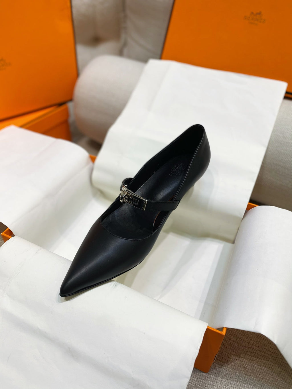 HM 26S MARY JANE POINTED TOE HEELS 40MM IN BLACK CALFSKIN KELLY BUCKLE