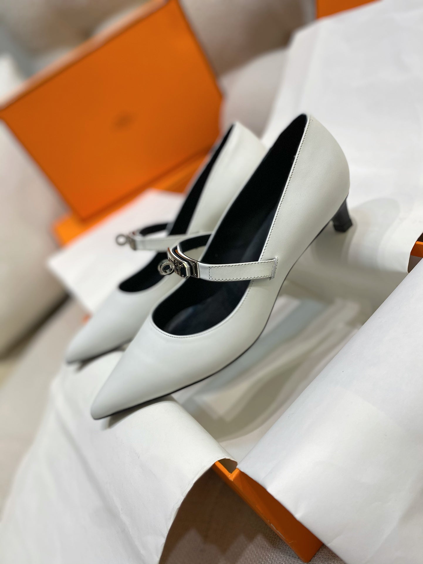 HM 26S MARY JANE POINTED TOE HEELS 40MM IN CREAM WHITE CALFSKIN KELLY BUCKLE