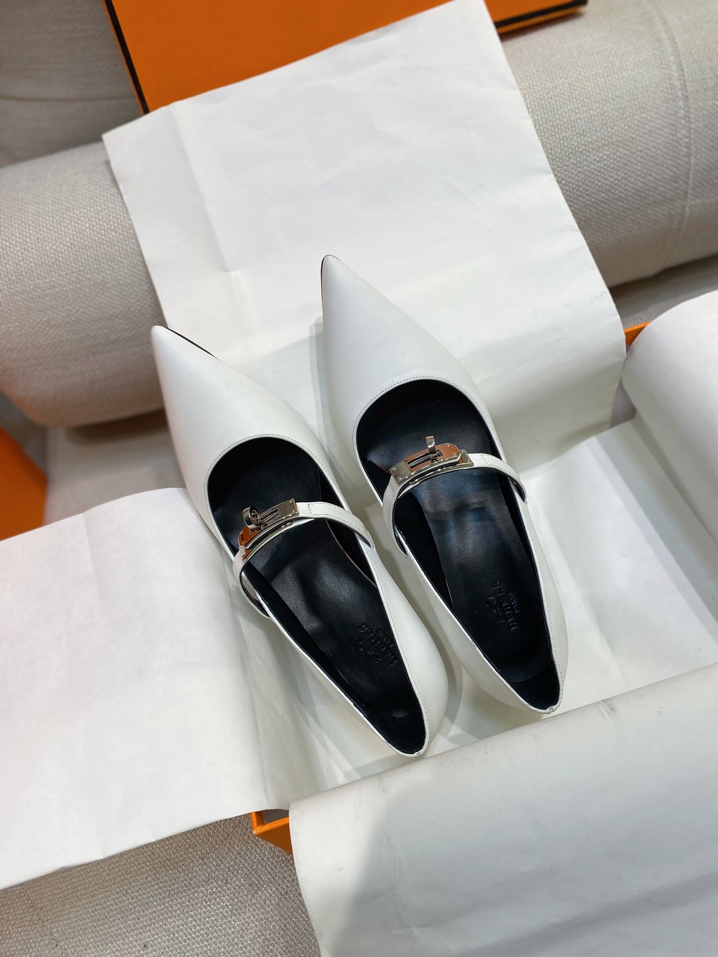HM 26S MARY JANE POINTED TOE HEELS 40MM IN CREAM WHITE CALFSKIN KELLY BUCKLE