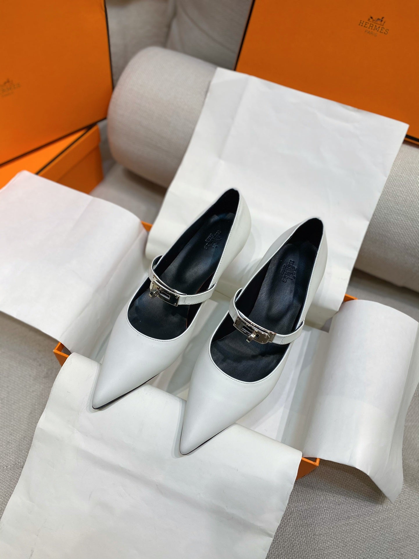 HM 26S MARY JANE POINTED TOE HEELS 40MM IN CREAM WHITE CALFSKIN KELLY BUCKLE
