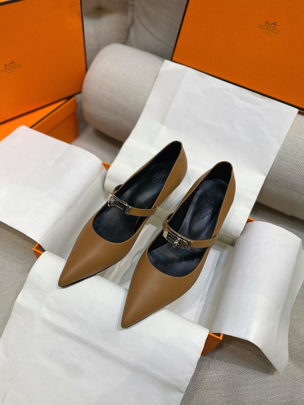 HM 26S MARY JANE POINTED TOE HEELS 40MM IN BROWN CALFSKIN KELLY BUCKLE