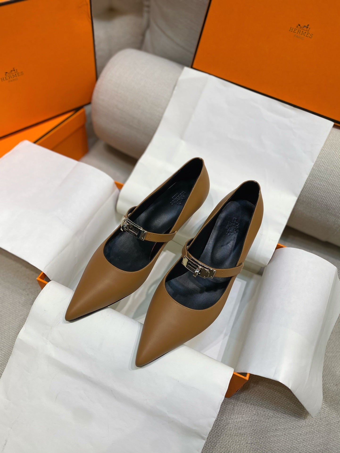 HM 26S MARY JANE POINTED TOE HEELS 40MM IN BROWN CALFSKIN KELLY BUCKLE