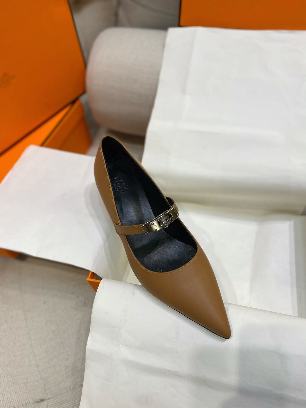 HM 26S MARY JANE POINTED TOE HEELS 40MM IN BROWN CALFSKIN KELLY BUCKLE