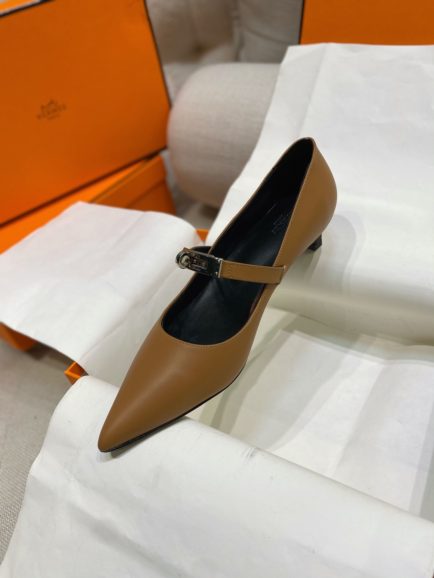 HM 26S MARY JANE POINTED TOE HEELS 40MM IN BROWN CALFSKIN KELLY BUCKLE