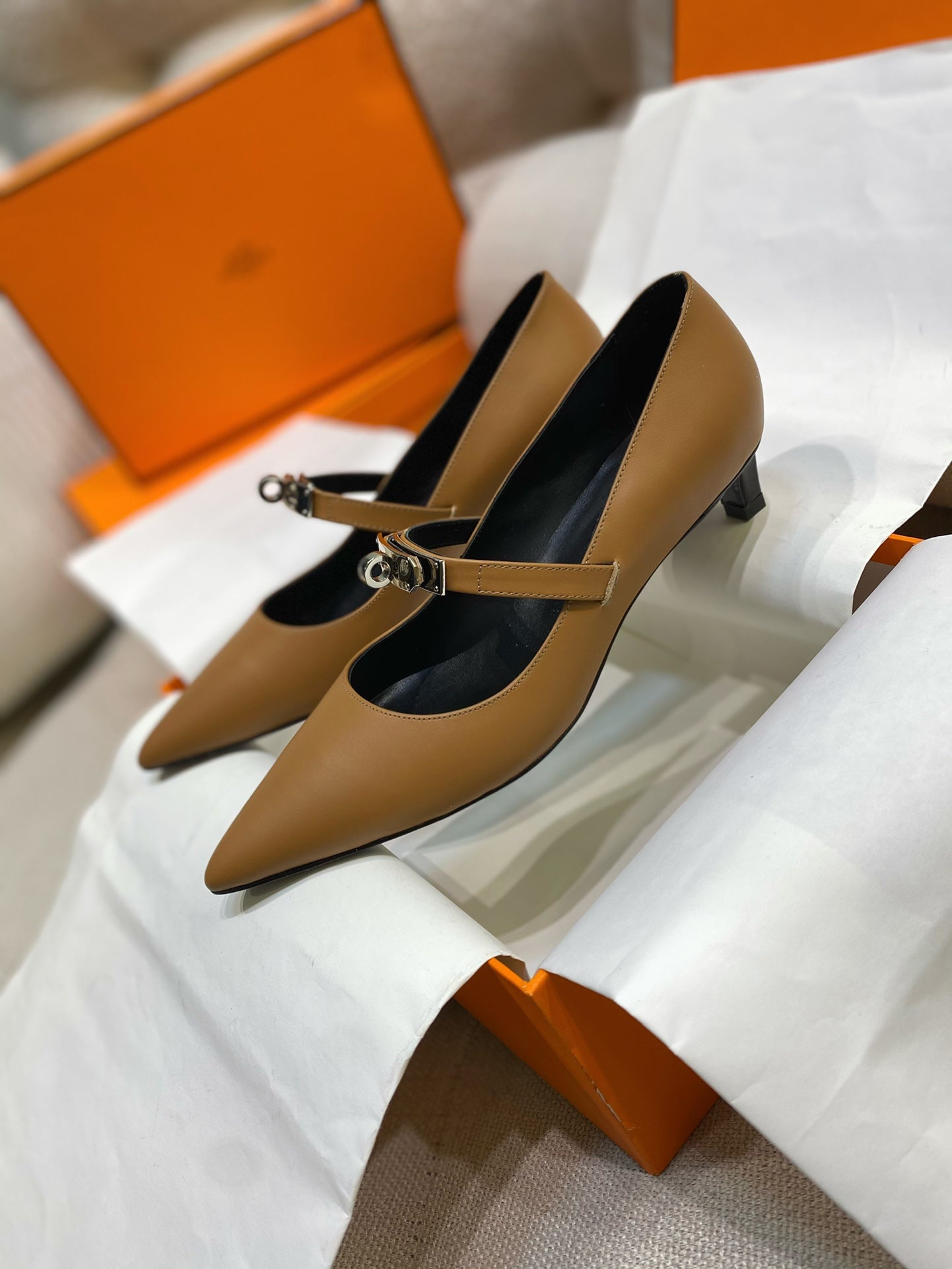 HM 26S MARY JANE POINTED TOE HEELS 40MM IN BROWN CALFSKIN KELLY BUCKLE