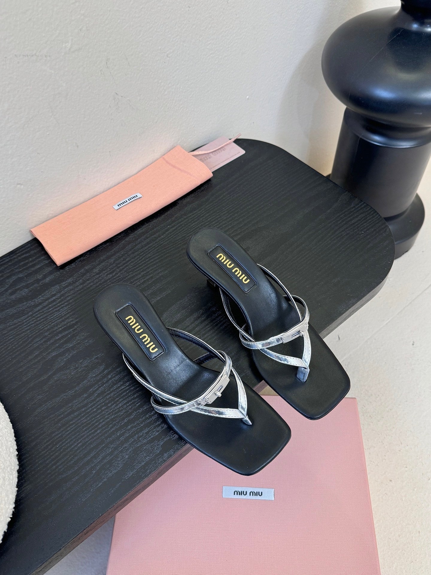 MIUMIU 26S LOW-HEEL THONG SANDALS IN BLACK AND SILVER CALFSKIN