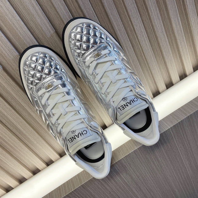 CHANEL 26S SNEAKER IN SILVER QUILTED CALFSKIN AND WHITE LOW TOP
