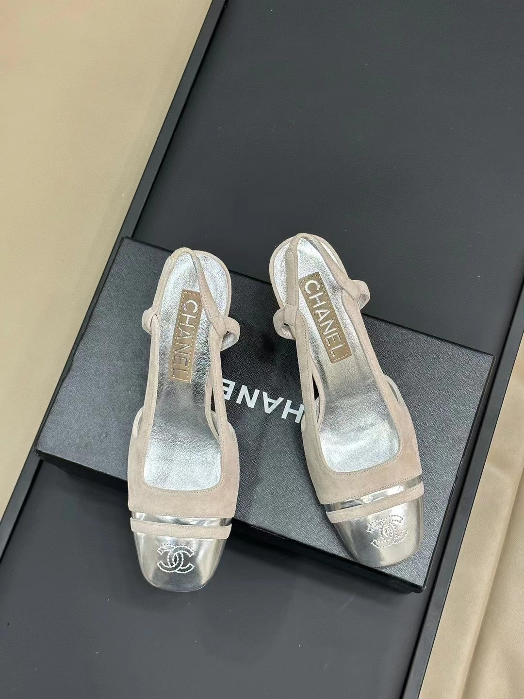 HIGH SLINGBACKS IN GREY SUEDE AND SILVER LAMBSKIN