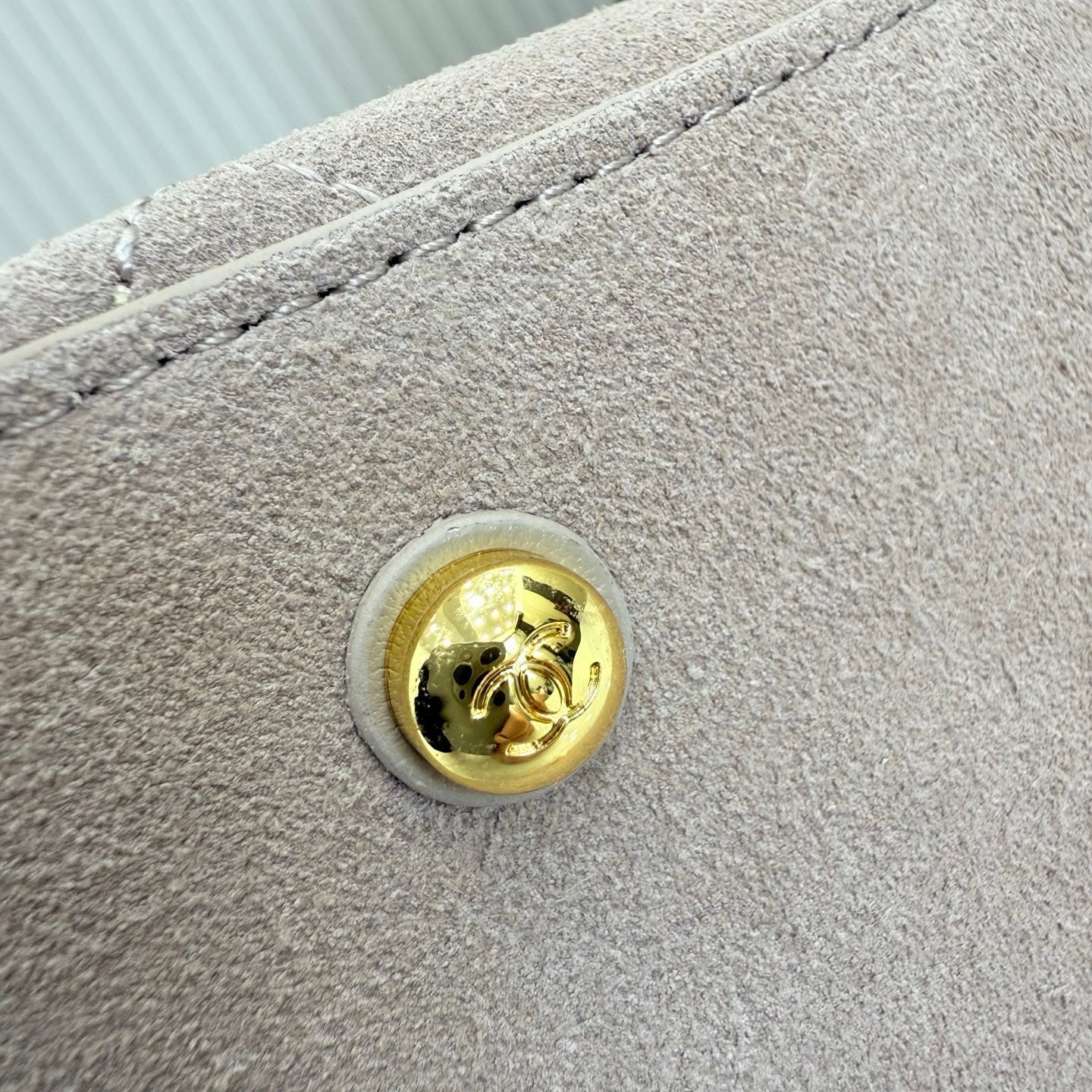 CHANEL 26S BUCKET SHOULDER BAG 26 IN LIGHT BEIGE SUEDE AND CALFSKIN GOLD HARDWARE
