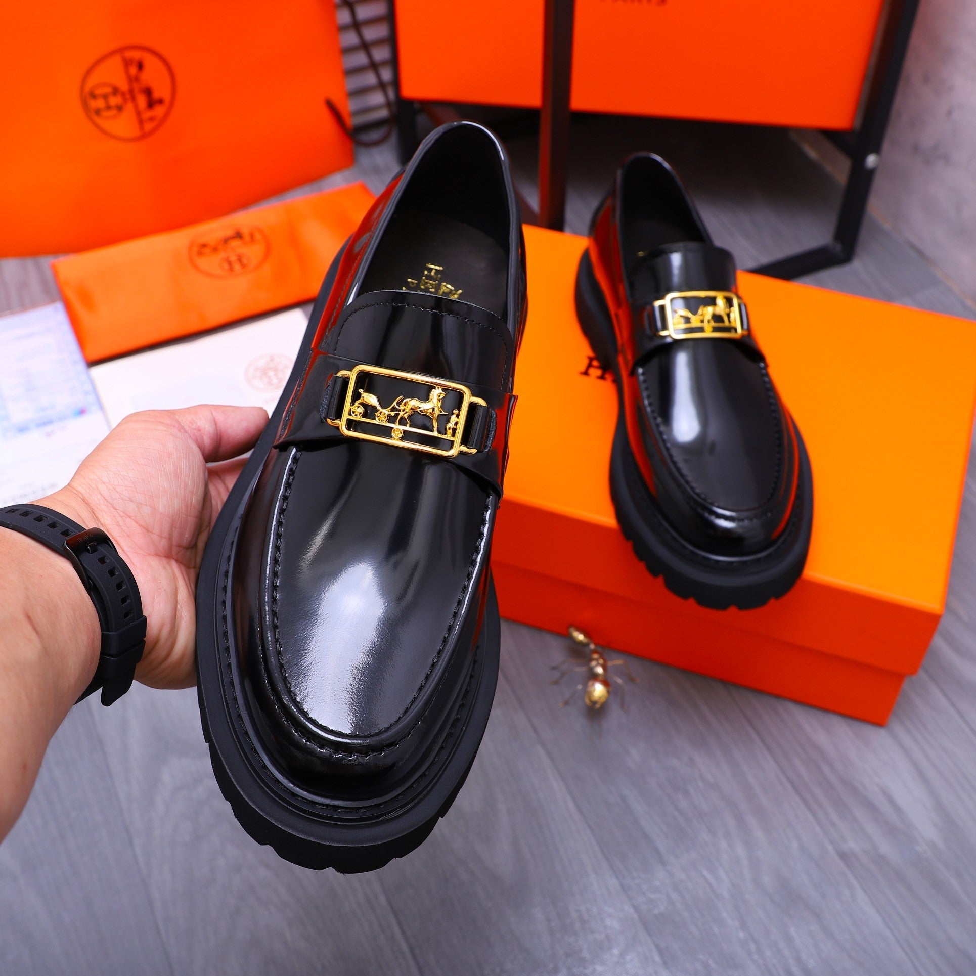HM GOLD BUCKLE LOAFER GLOSSY BLACK CALFSKIN