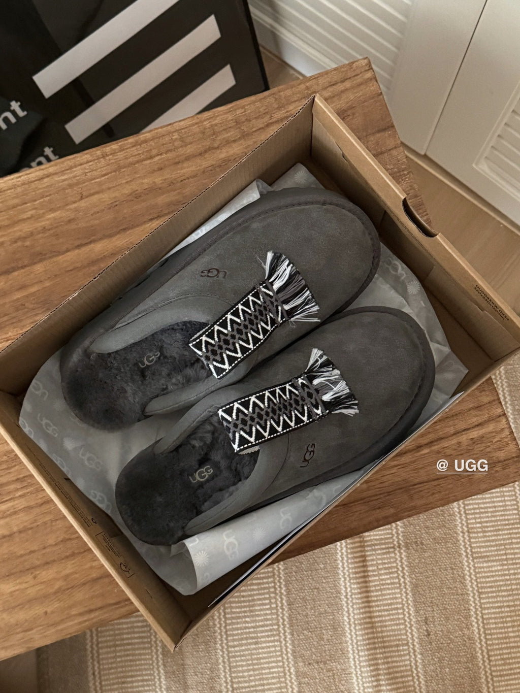 TAZZLE SLIPPER IN GRAPHITE GRAY SUEDE
