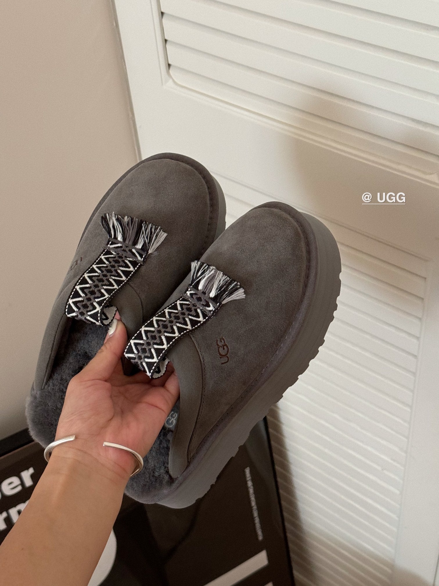 TAZZLE SLIPPER IN GRAPHITE GRAY SUEDE