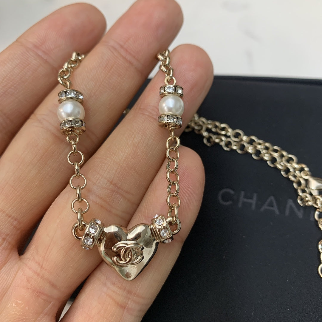 CHANEL 26S DOUBLE C LOGO PEARL & HEART CHARM NECKLACE IN GOLD METAL 631004