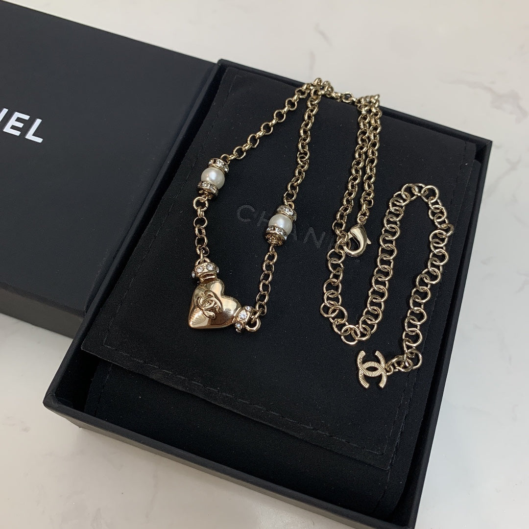 CHANEL 26S DOUBLE C LOGO PEARL & HEART CHARM NECKLACE IN GOLD METAL 631004