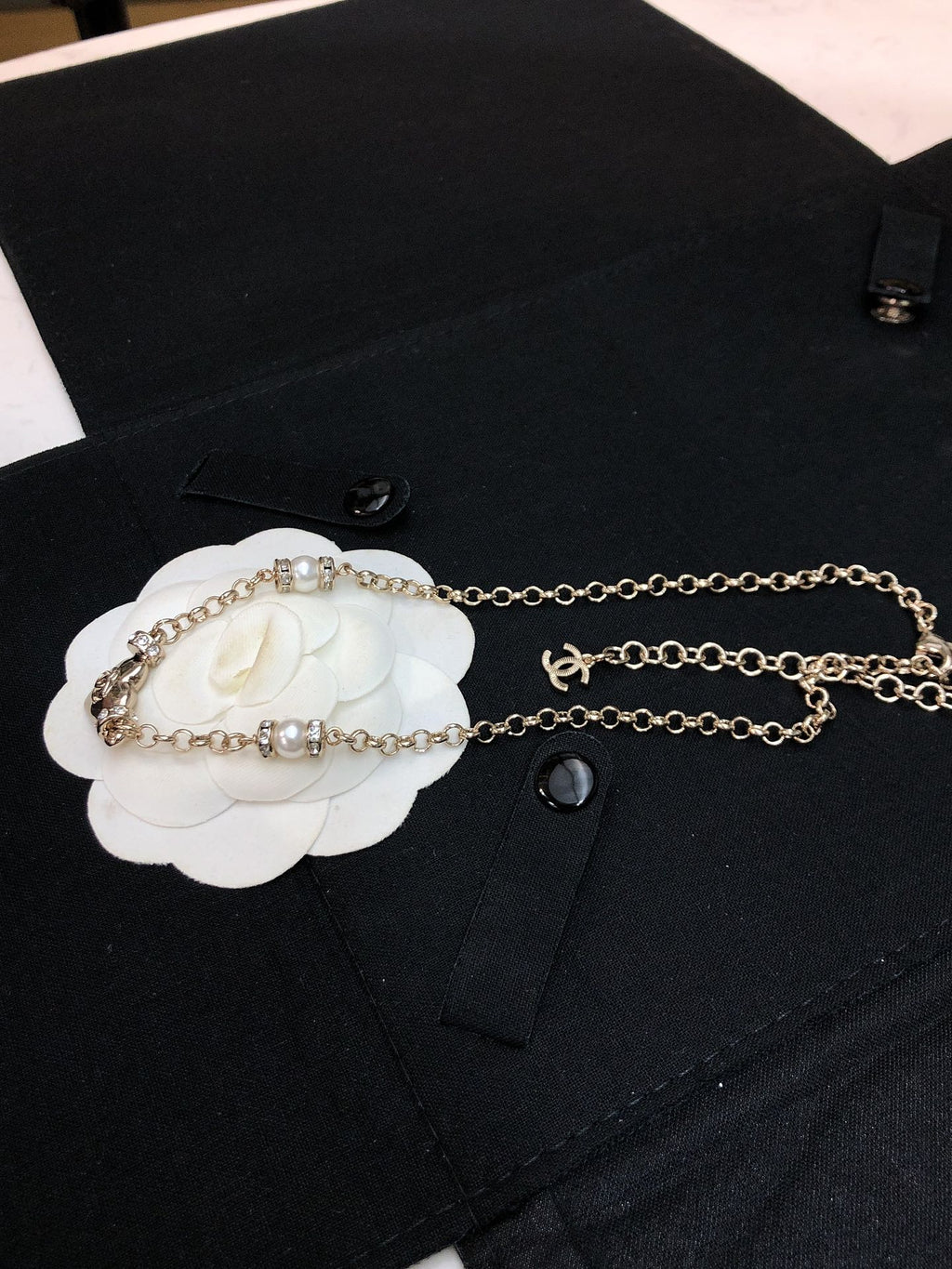 CHANEL 26S DOUBLE C LOGO PEARL & HEART CHARM NECKLACE IN GOLD METAL 631004