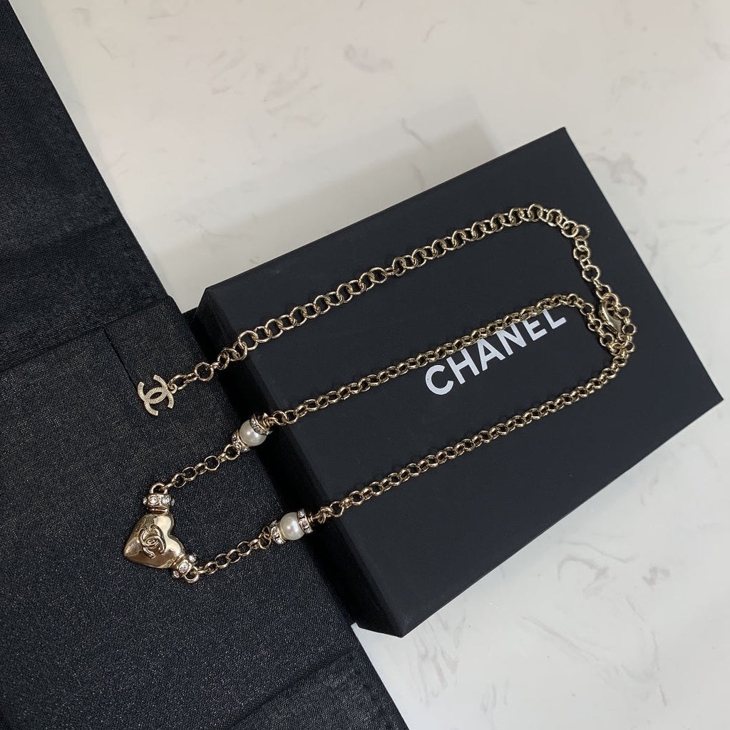CHANEL 26S DOUBLE C LOGO PEARL & HEART CHARM NECKLACE IN GOLD METAL 631004