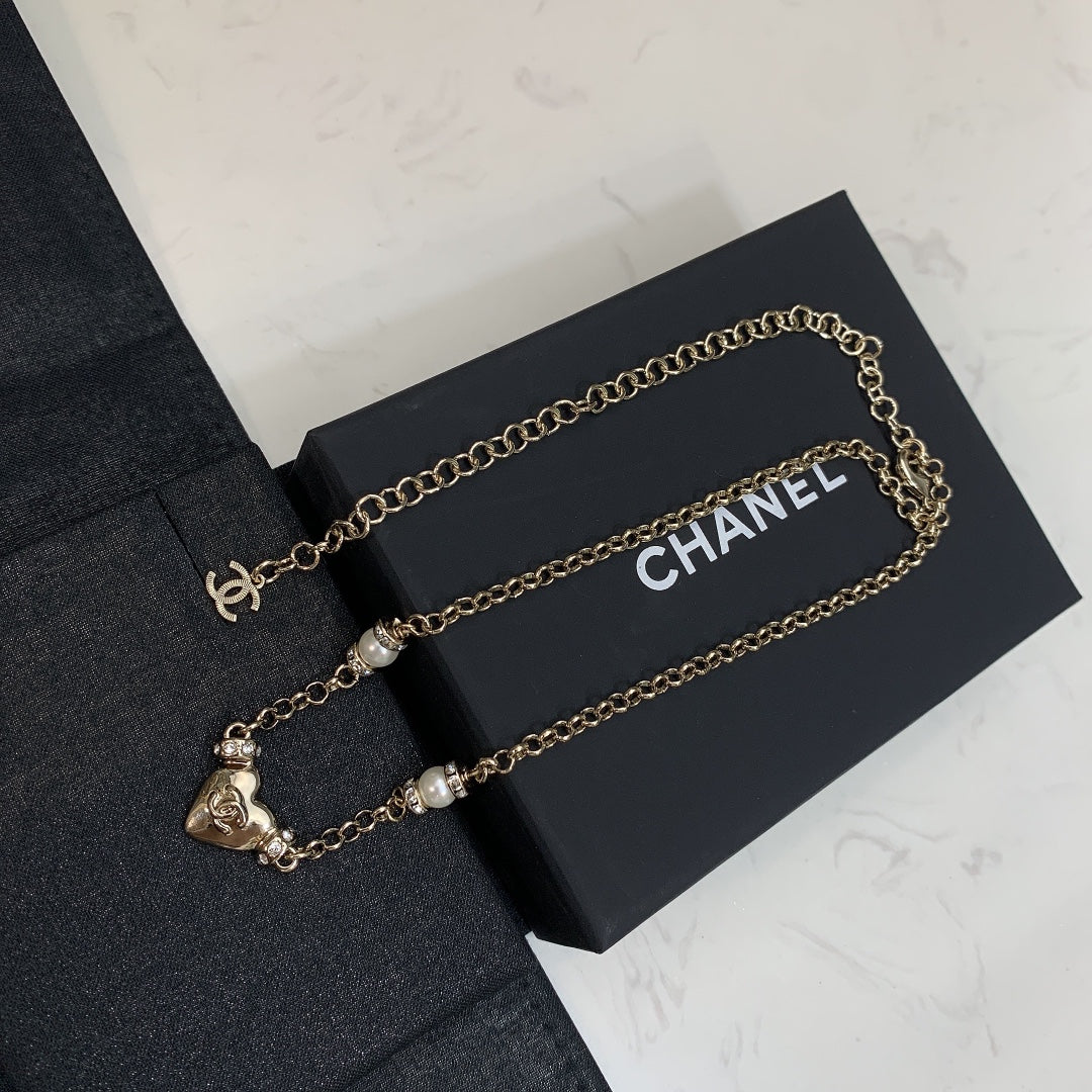 CHANEL 26S DOUBLE C LOGO PEARL & HEART CHARM NECKLACE IN GOLD METAL 631004