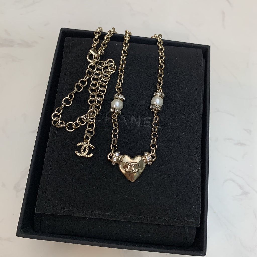 CHANEL 26S DOUBLE C LOGO PEARL & HEART CHARM NECKLACE IN GOLD METAL 631004