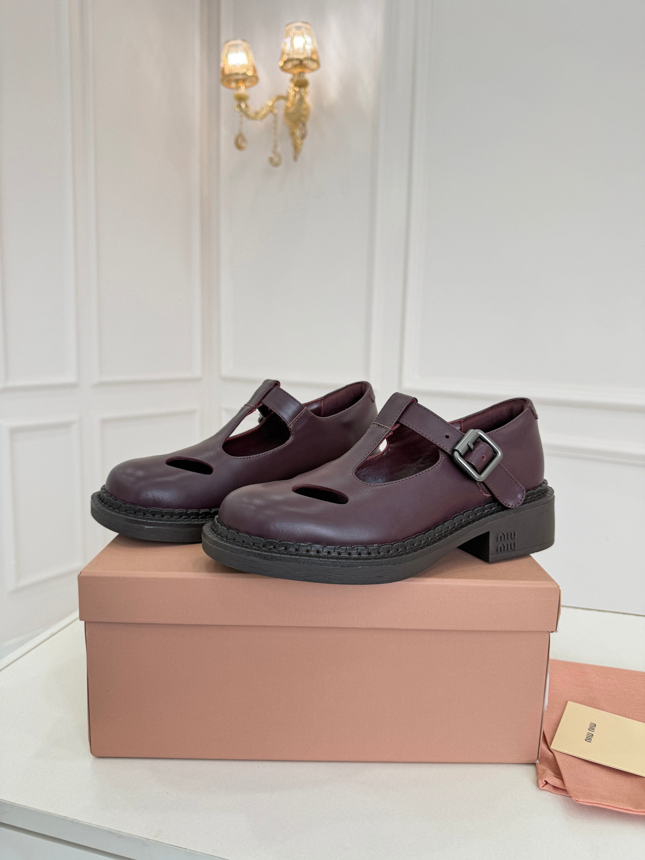 MIUMIU 26S SANDAL 35MM IN DARK RED BROWN CALFSKIN WITH STYLIZED T-STRING