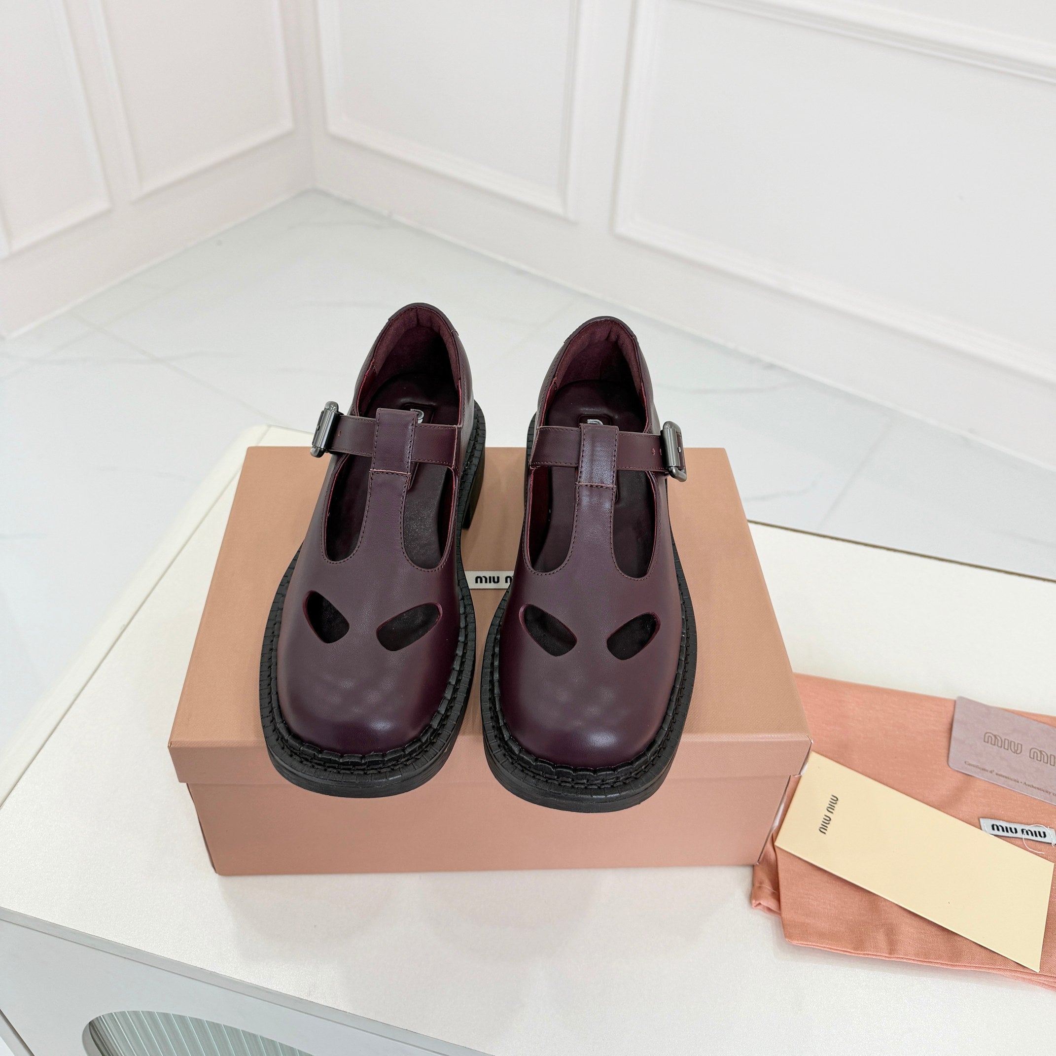 MIUMIU 26S SANDAL 35MM IN DARK RED BROWN CALFSKIN WITH STYLIZED T-STRING