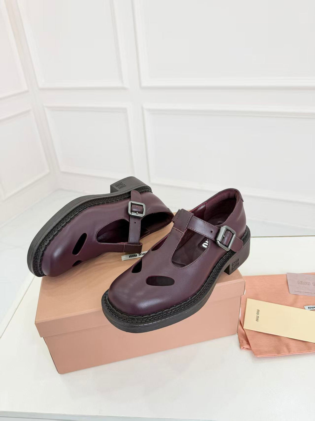 MIUMIU 26S SANDAL 35MM IN DARK RED BROWN CALFSKIN WITH STYLIZED T-STRING