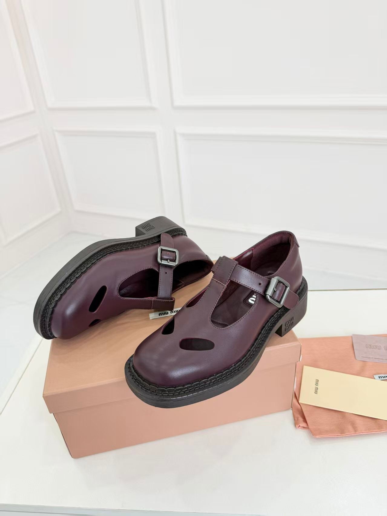 MIUMIU 26S SANDAL 35MM IN DARK RED BROWN CALFSKIN WITH STYLIZED T-STRING