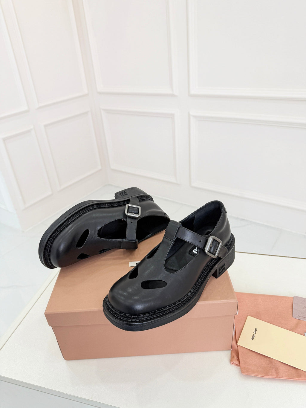 MIUMIU 26S SANDAL 35MM IN BLACK CALFSKIN WITH STYLIZED T-STRING