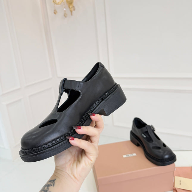 MIUMIU 26S SANDAL 35MM IN BLACK CALFSKIN WITH STYLIZED T-STRING