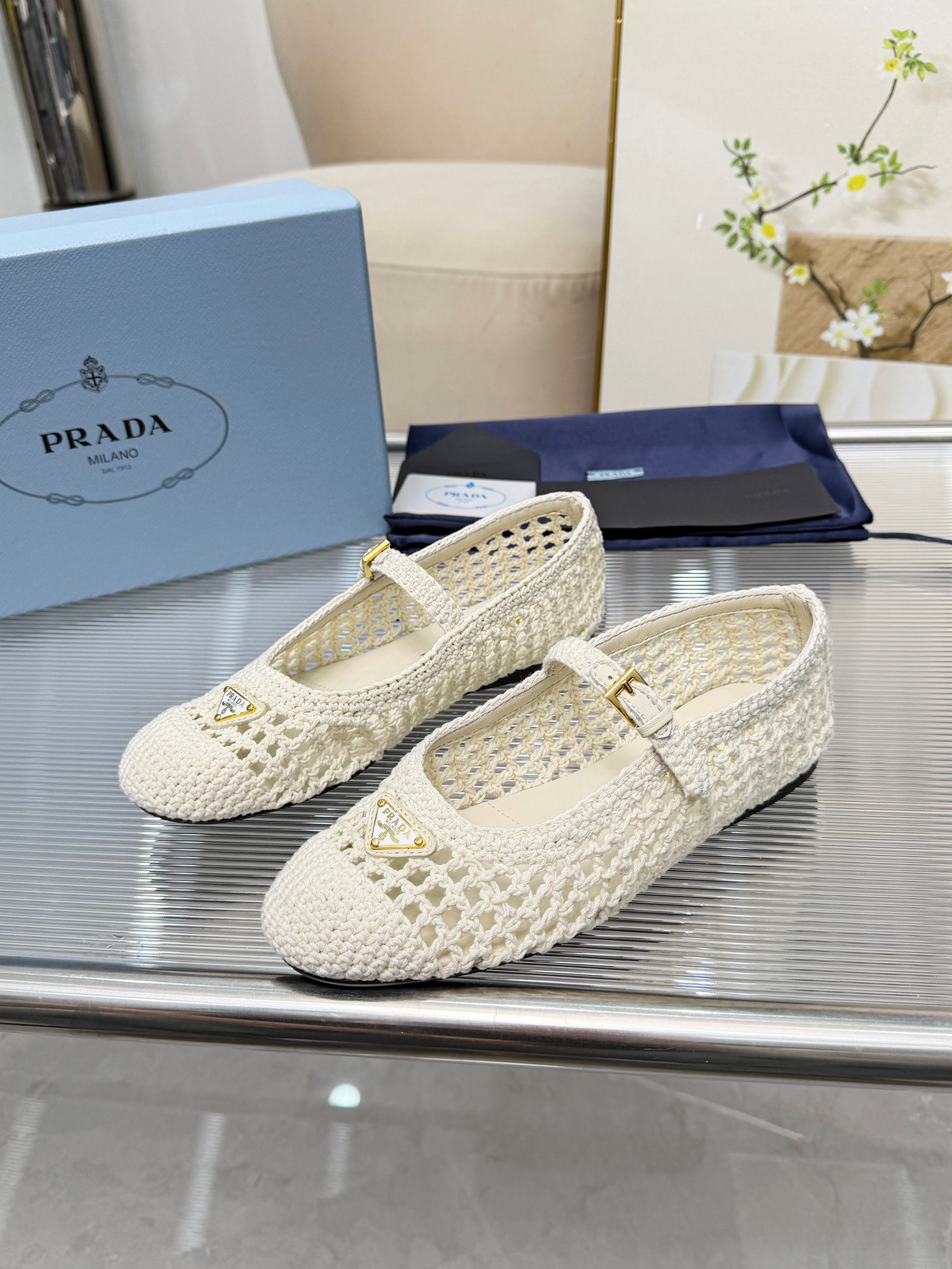 PRADA 26S MARY JANE FLATS IN CREAM WHITE WOVEN RAFFIA WITH TRIANGLE LOGO