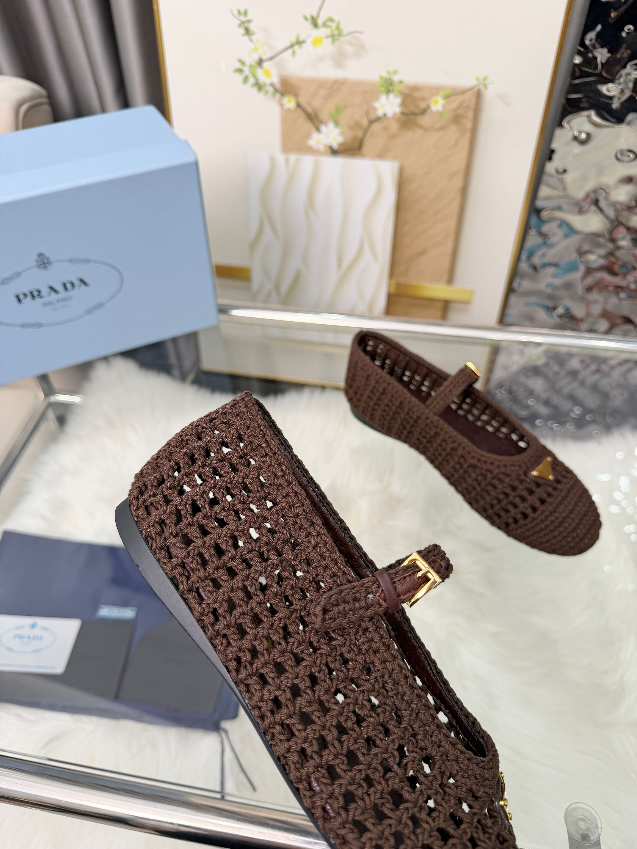 PRADA 26S MARY JANE FLATS IN DARK BROWN WOVEN RAFFIA WITH TRIANGLE LOGO