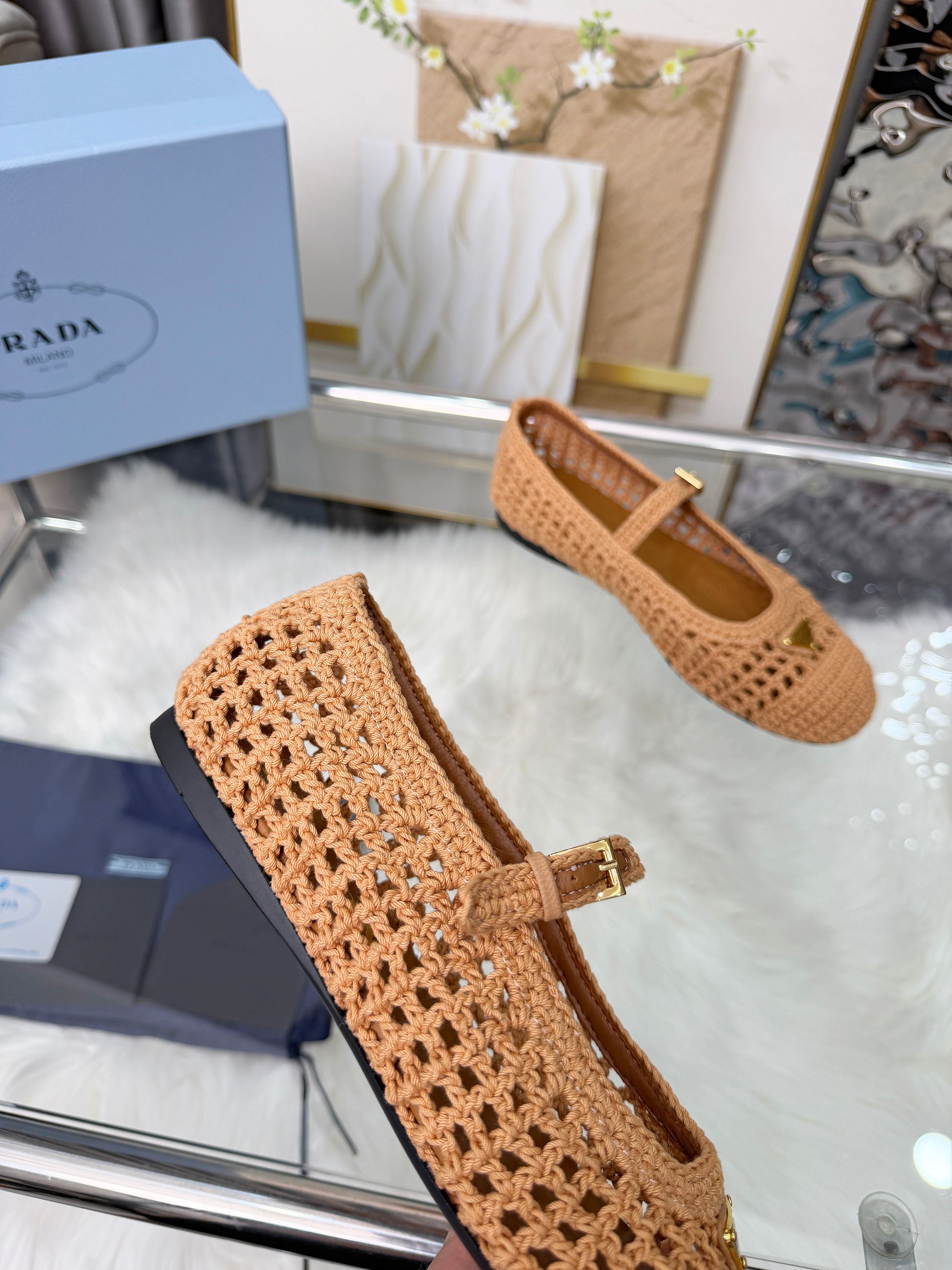 PRADA 26S MARY JANE FLATS IN BROWN WOVEN RAFFIA WITH TRIANGLE LOGO